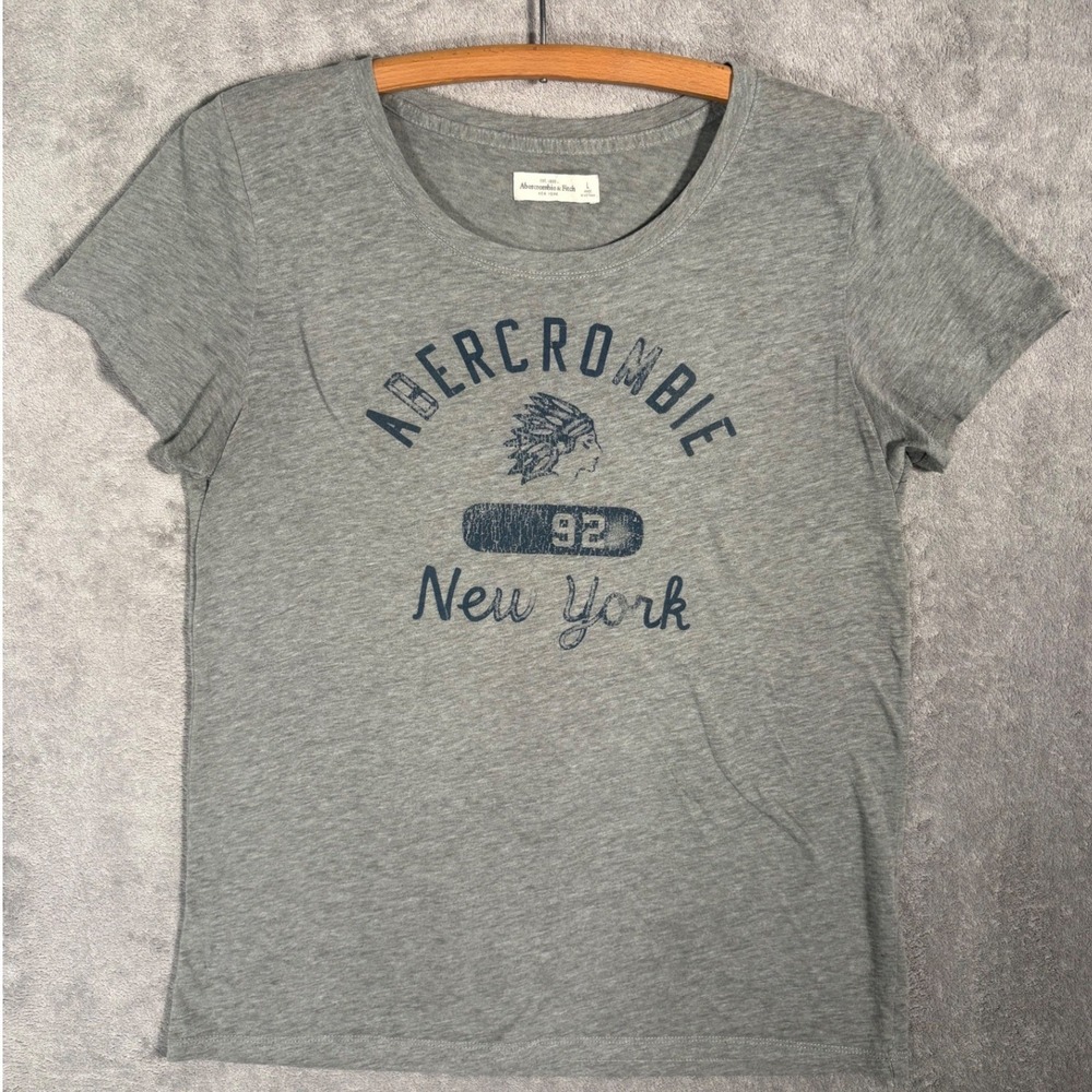 Abercrombie & Fitch Womens Gray Graphic T-Shirt Scoop Neck Distressed‎ Logo L